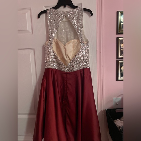 Silver sequin and maroon - Picture 2 of 3